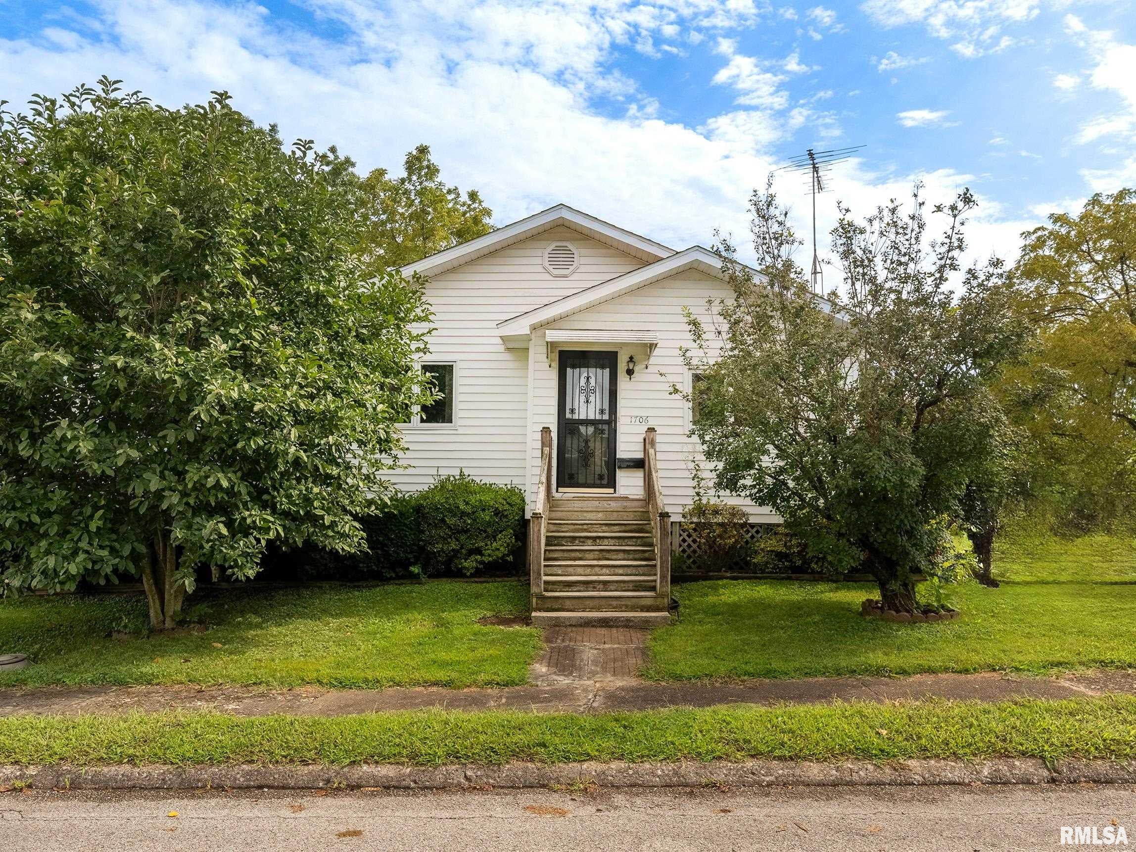 1706 E Oak Street — photo