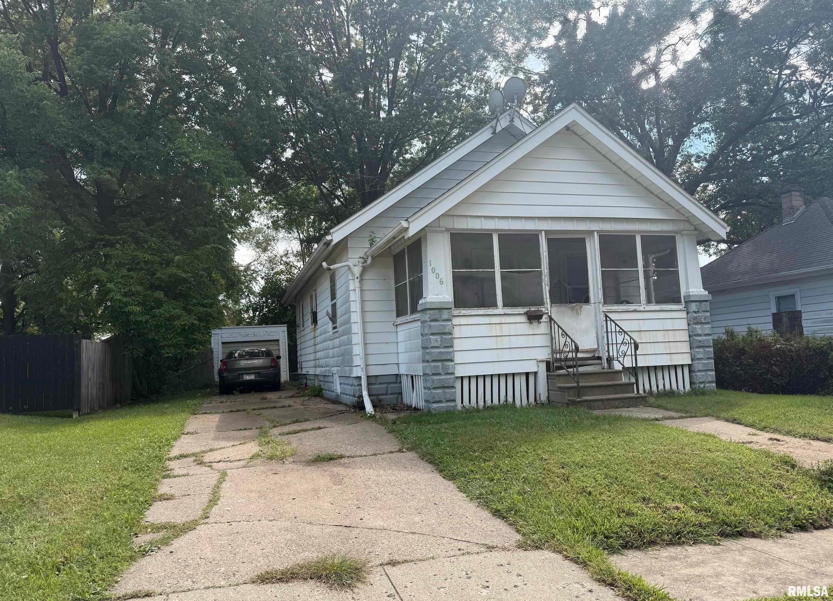 1006 W Thrush Avenue — photo