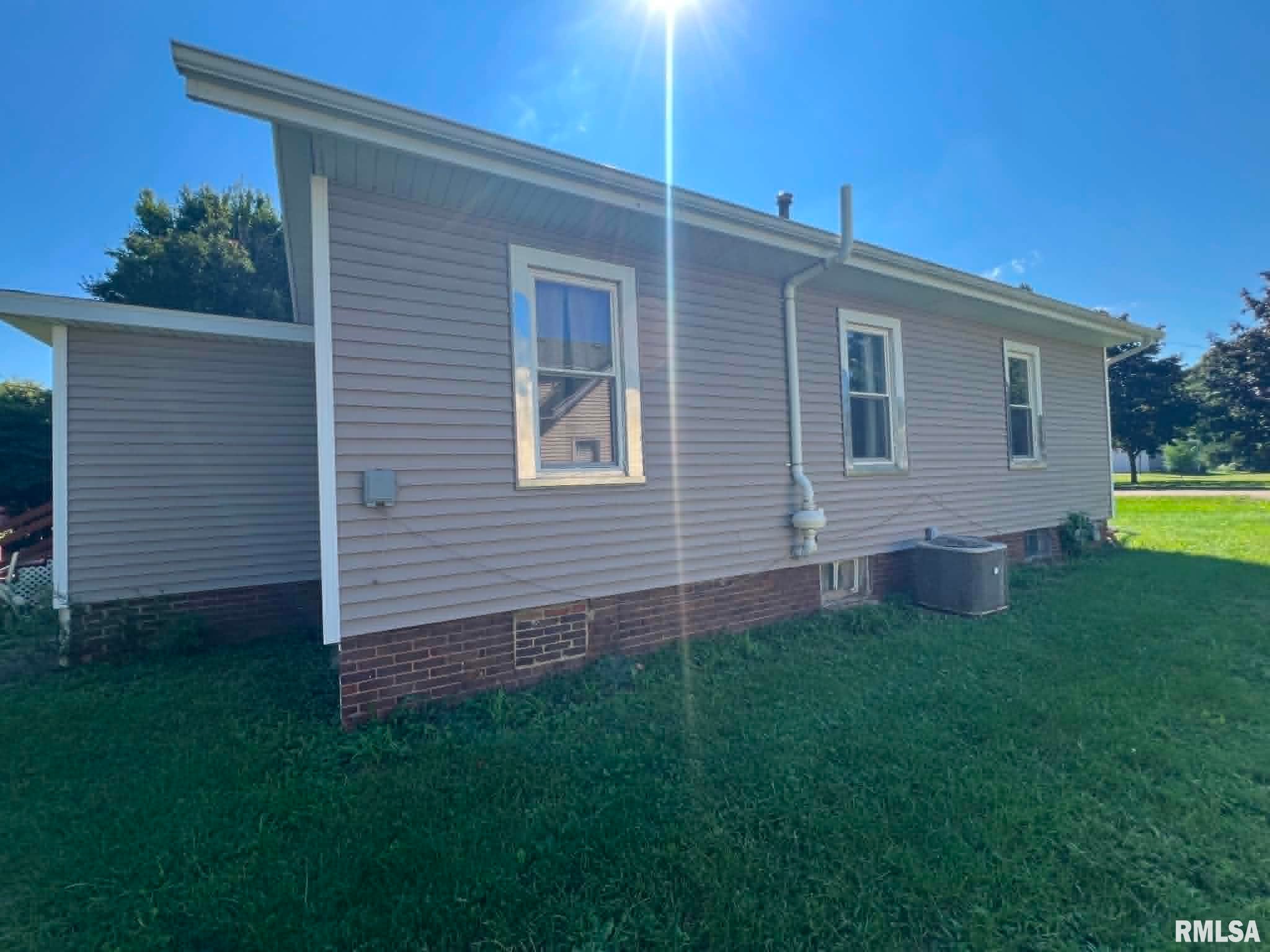 324 E SUMMIT Street, Macomb, IL 61455 — photo 2