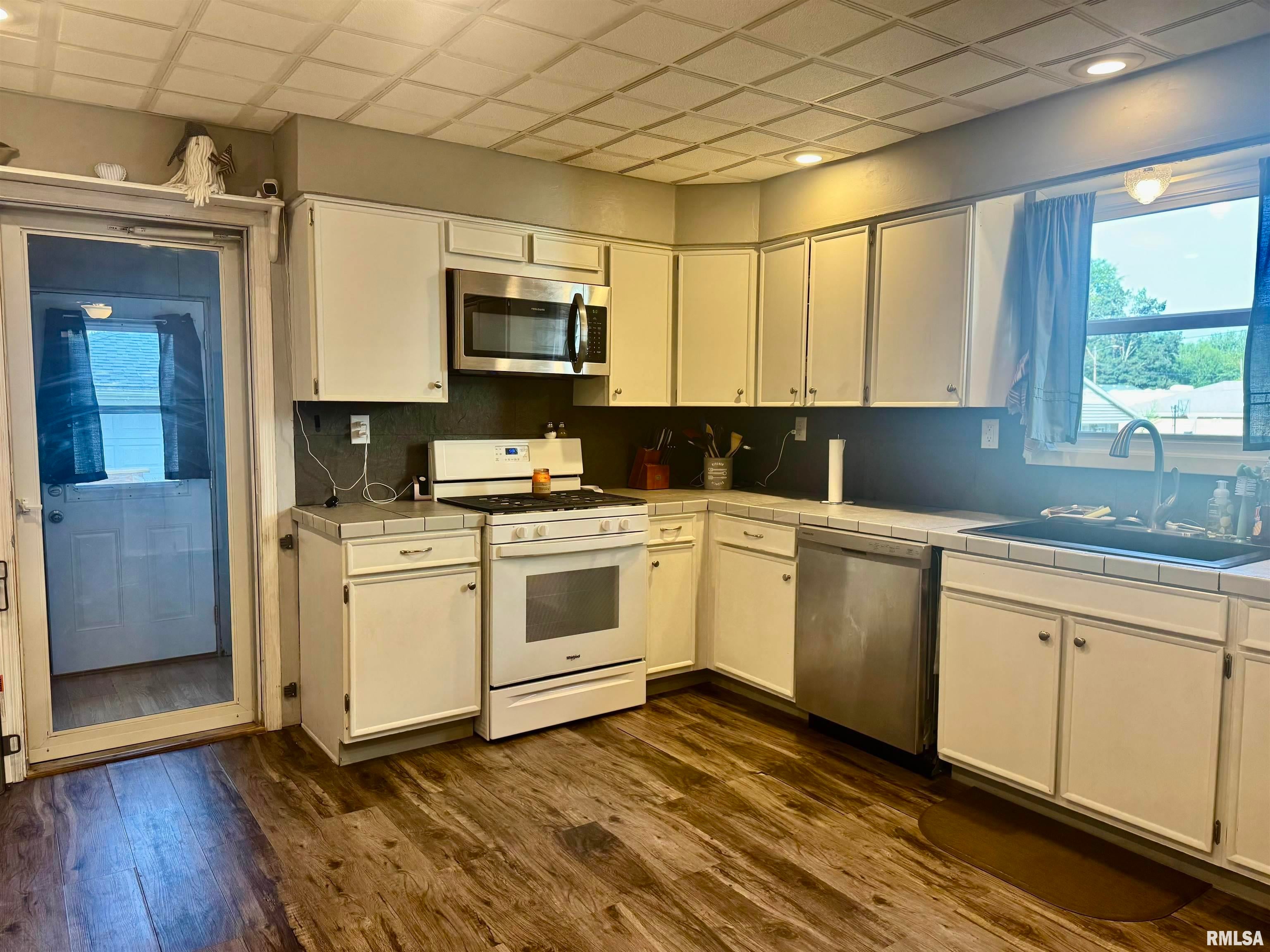 873 E CHESTNUT Street, Canton, IL 61520 — photo 2