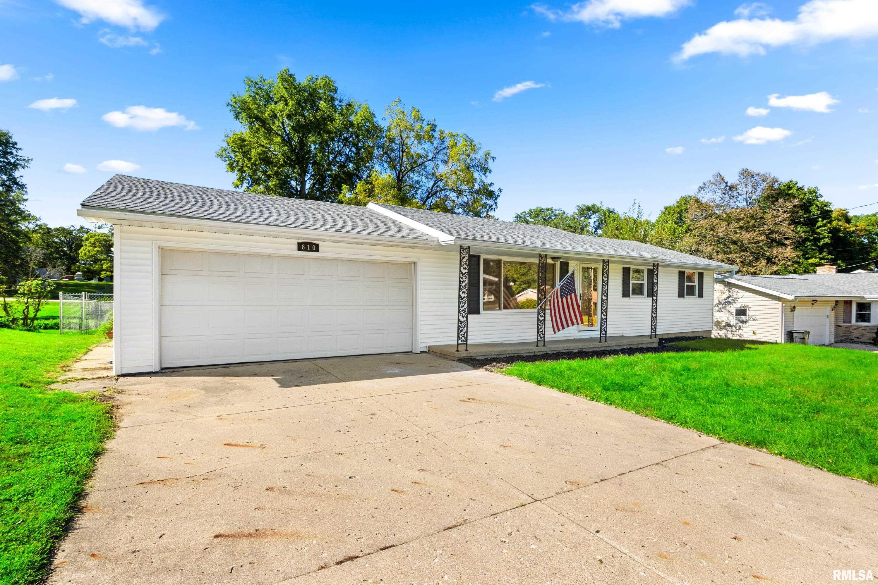 610 Oakwood Lane — photo