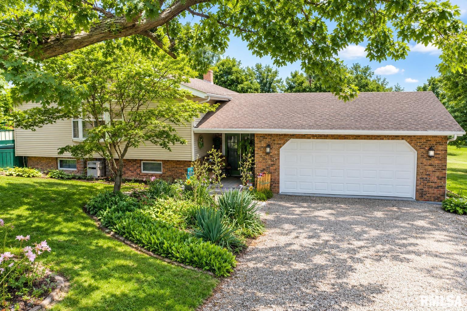 Home in Hopedale, IL 61747 — photo 2