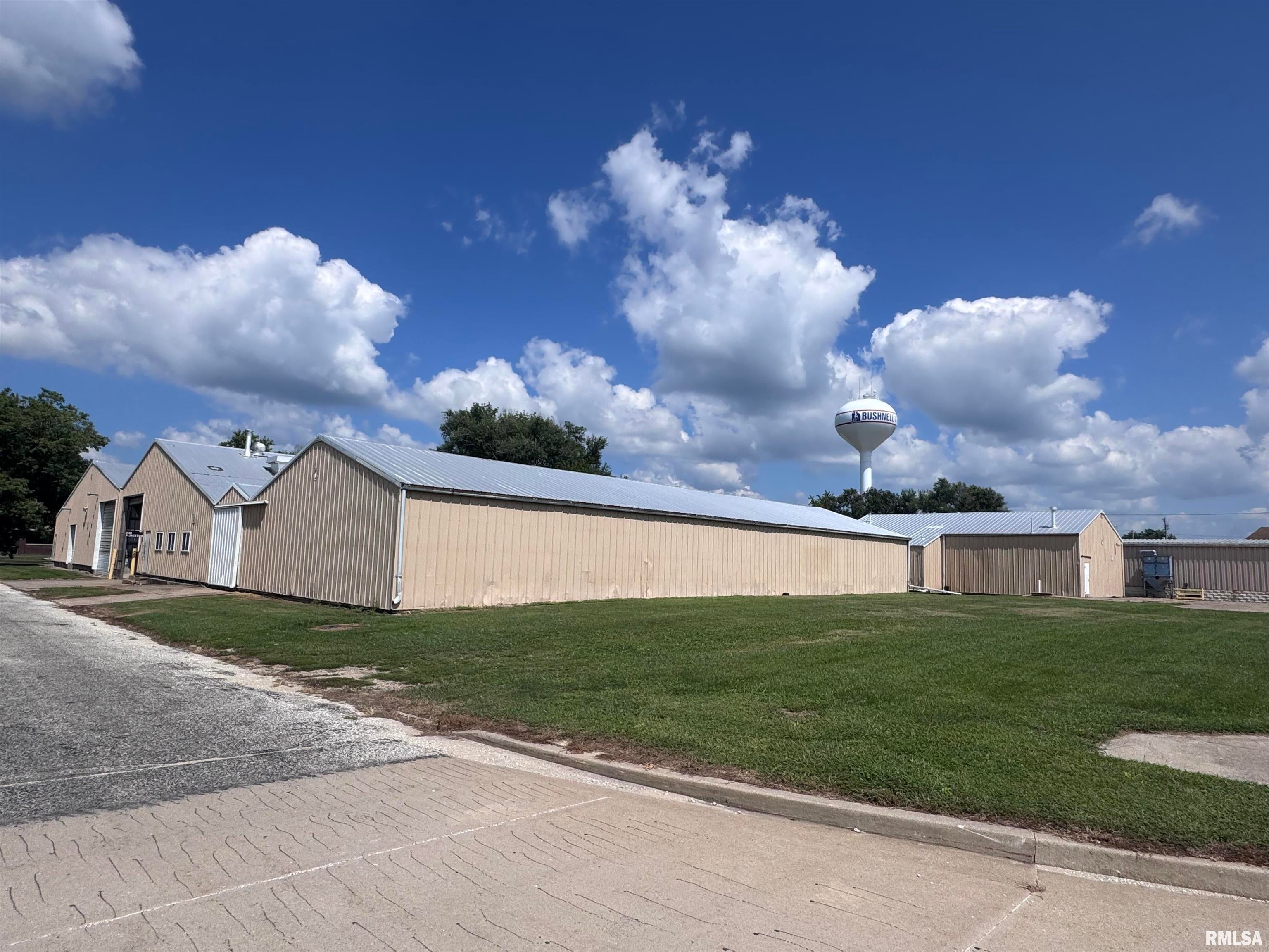 285 W Davis Street — photo