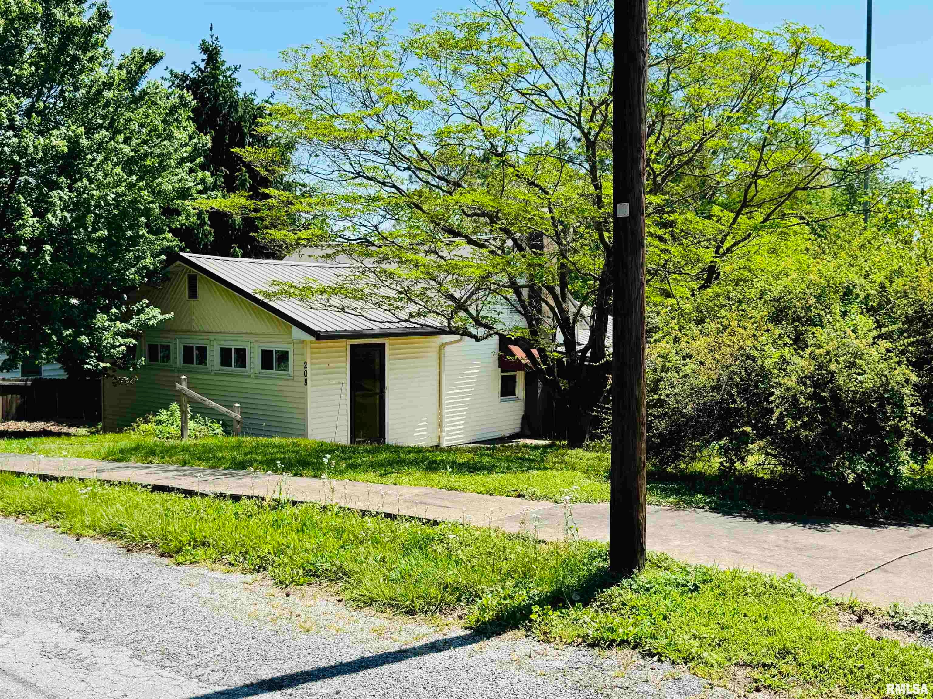 208 W Poplar Street — photo