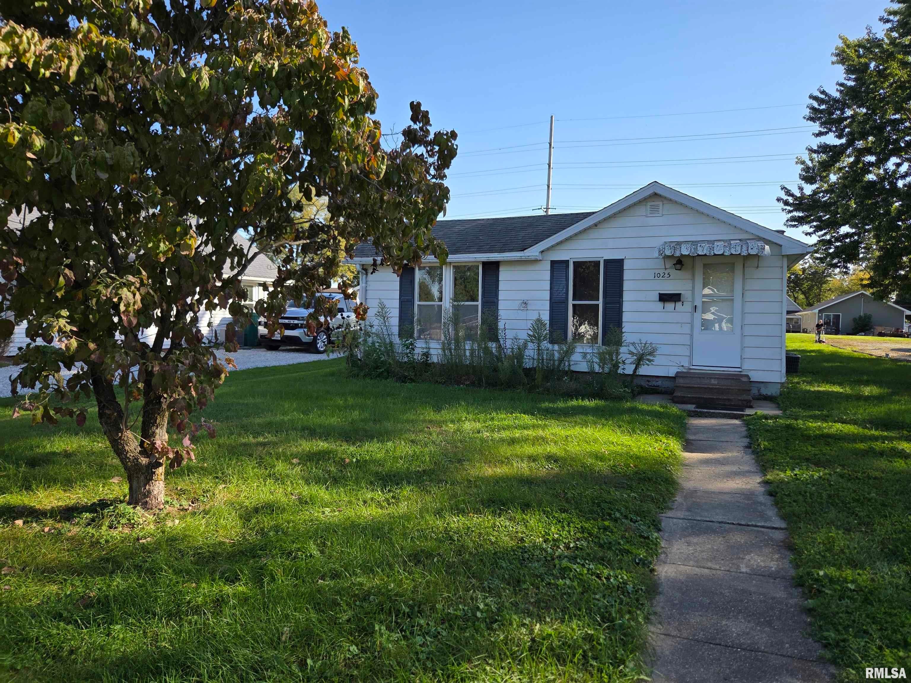 1025 E Oak Street — photo