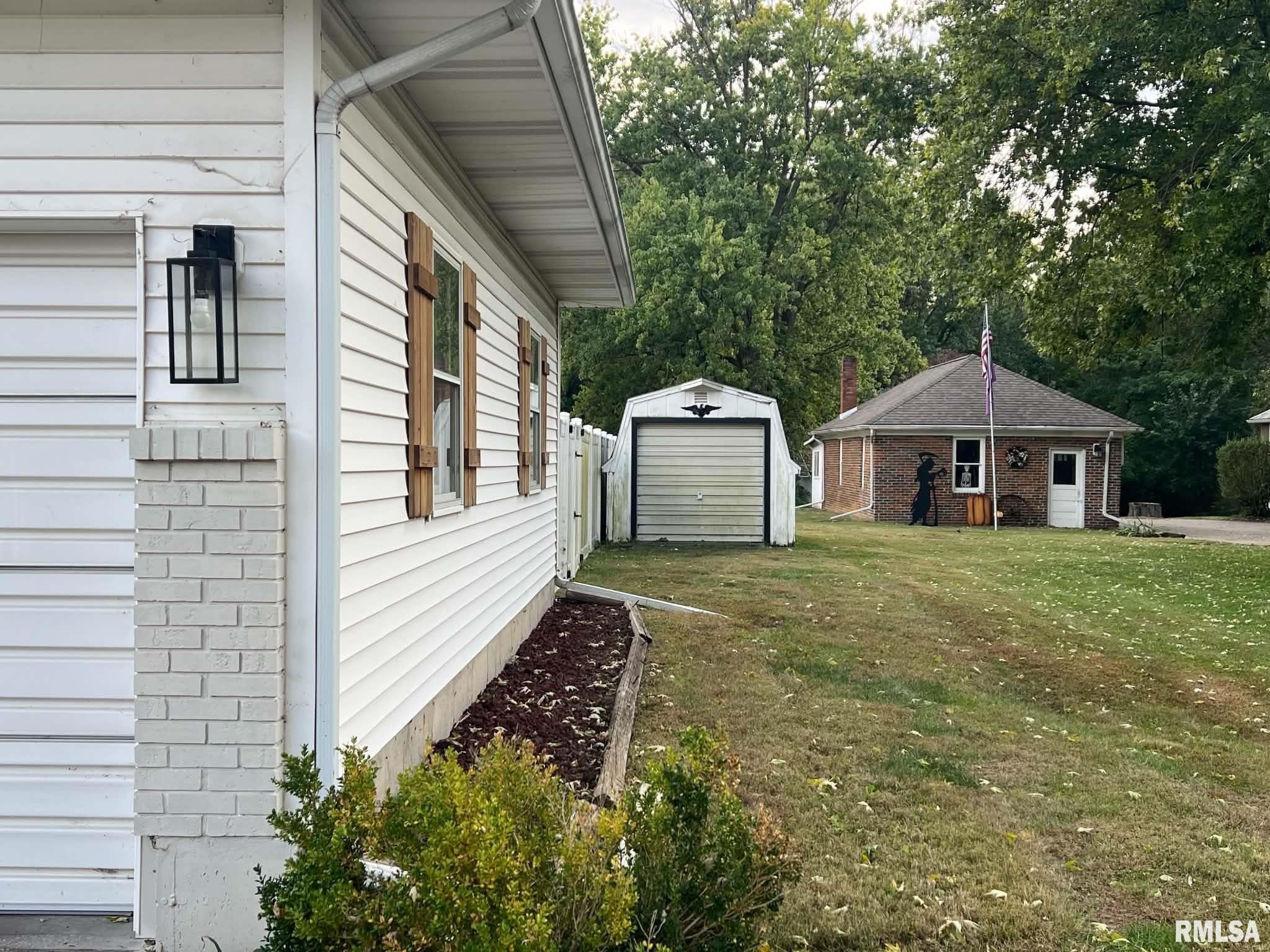 315 E GRANT Street, Macomb, IL 61455 — photo 2