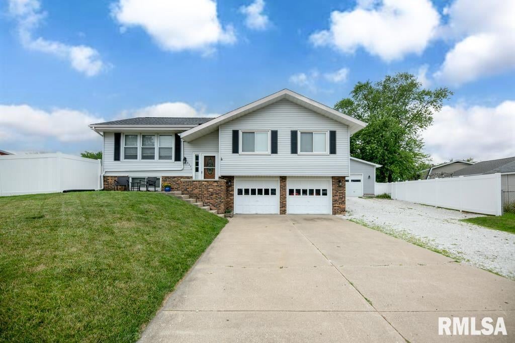5624 W Custer Court — photo