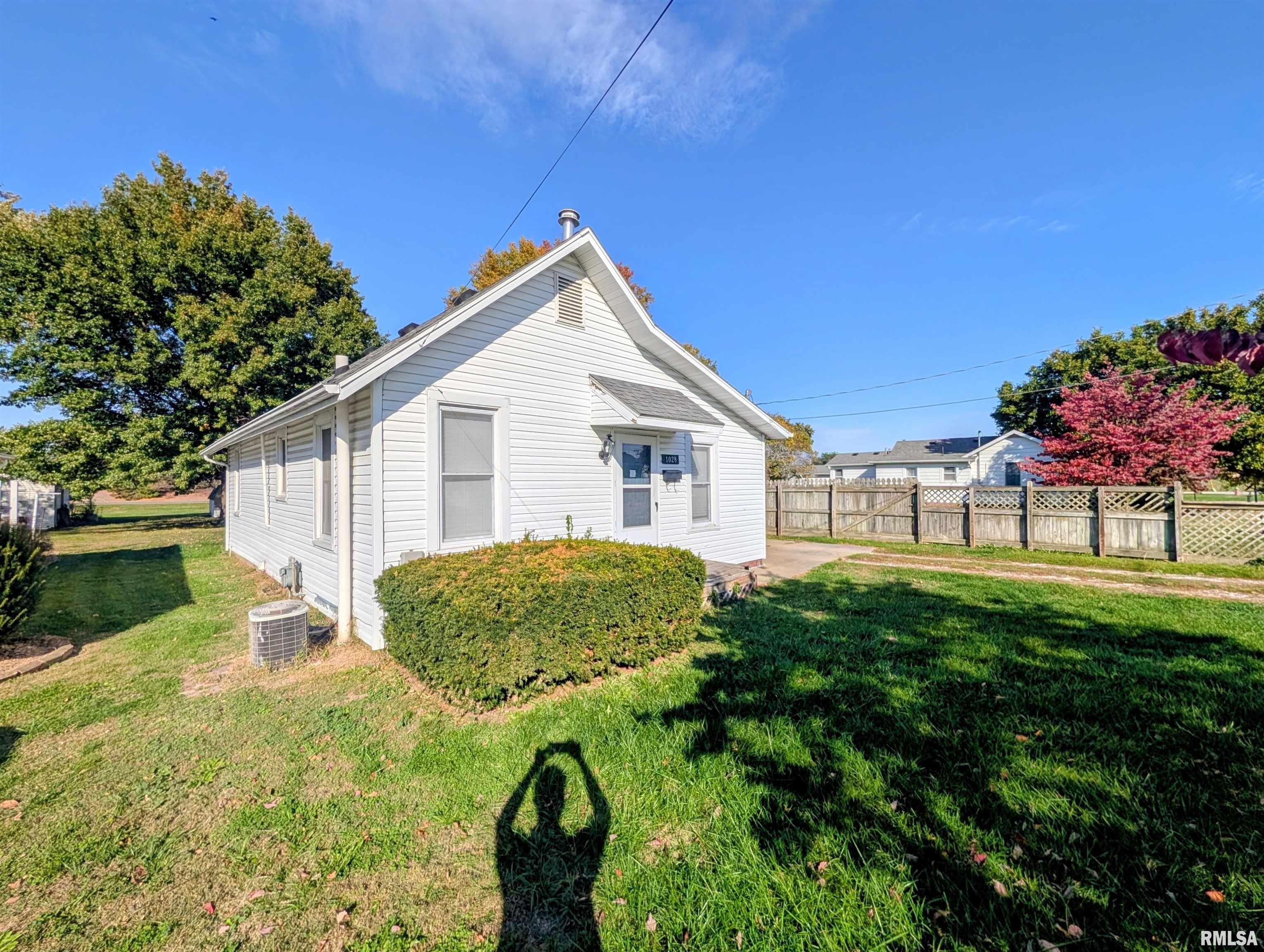 1028 E OAK Street, Macomb, IL 61455 — photo 2