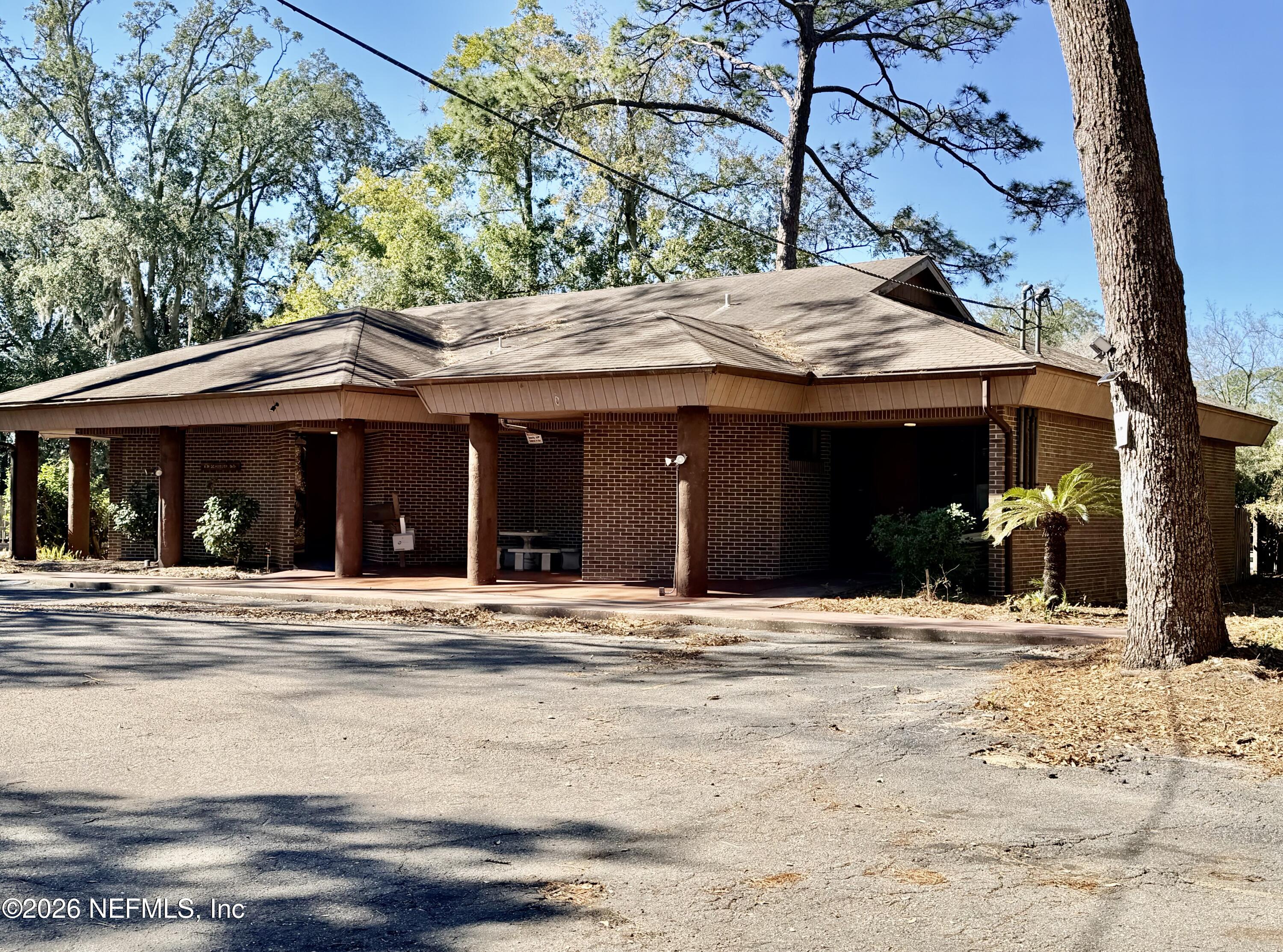 1906 Debarry Avenue — photo