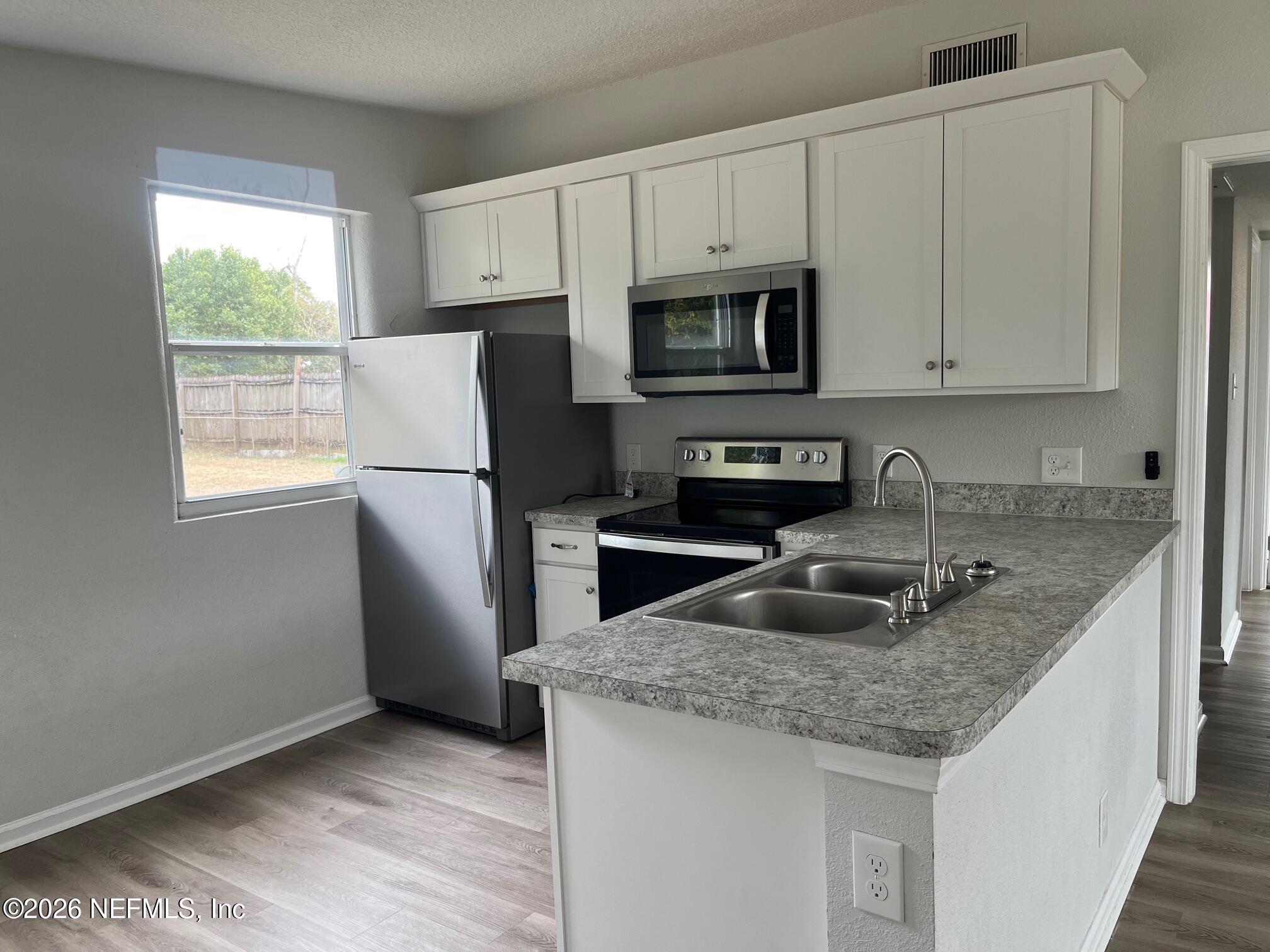 10547 Briarcliff Road E — photo