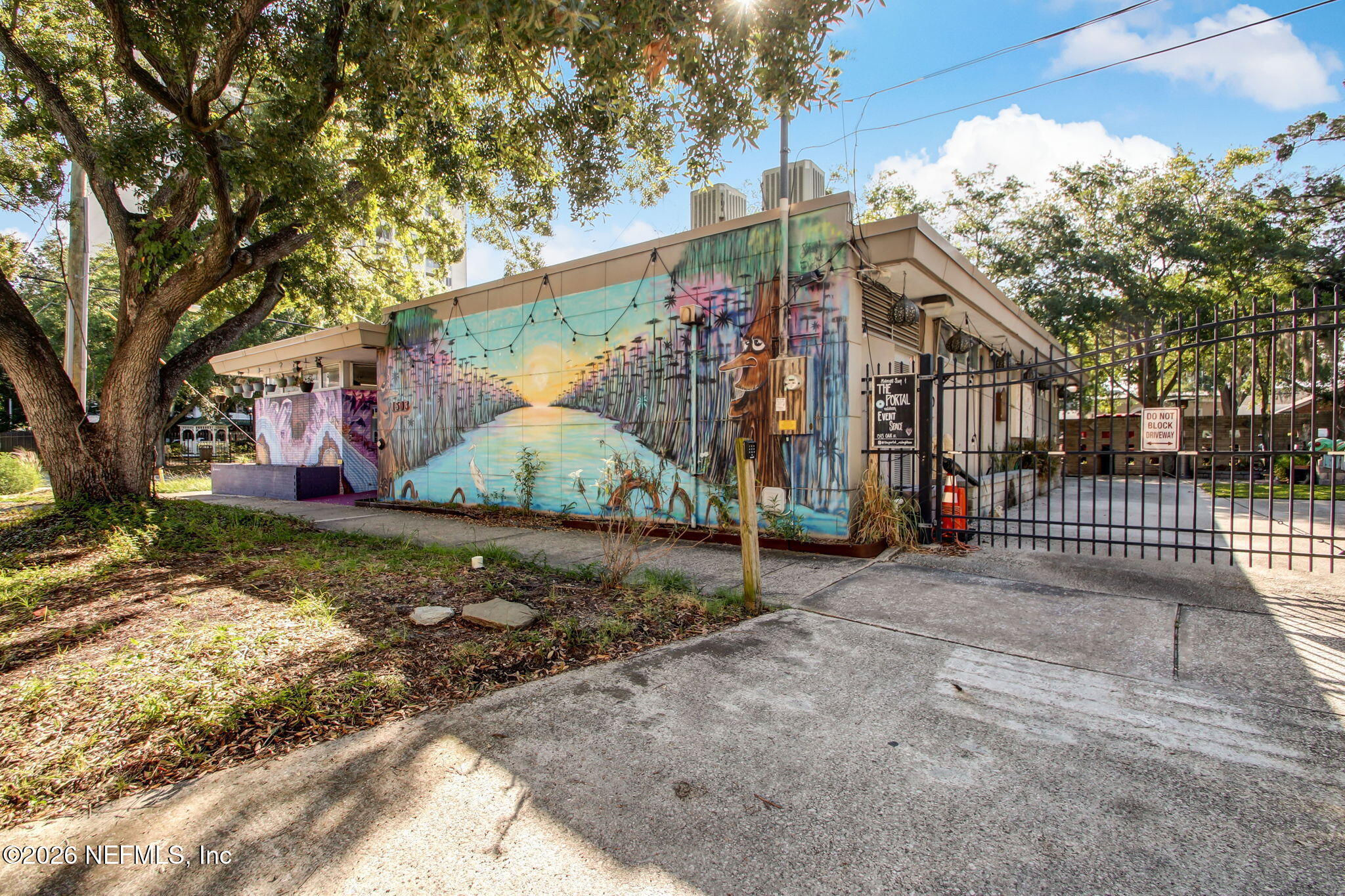1503 Oak Street — photo