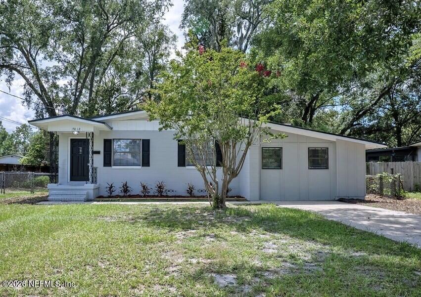 7812 Manata Street — photo