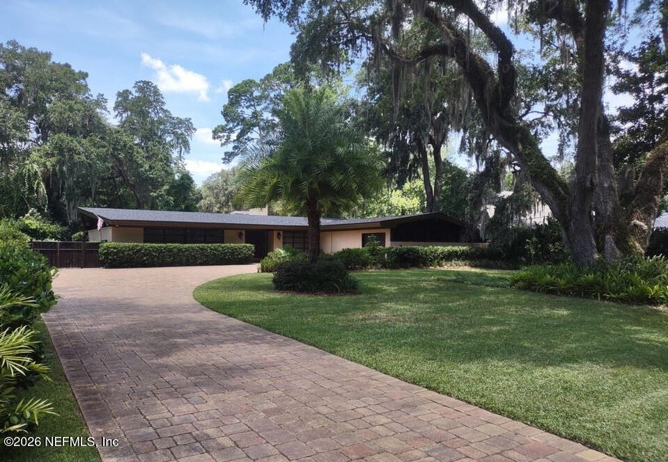 2640 Holly Point Road E — photo