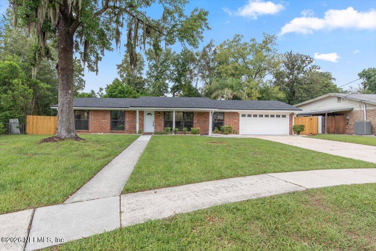 1720 Bay Circle W — photo