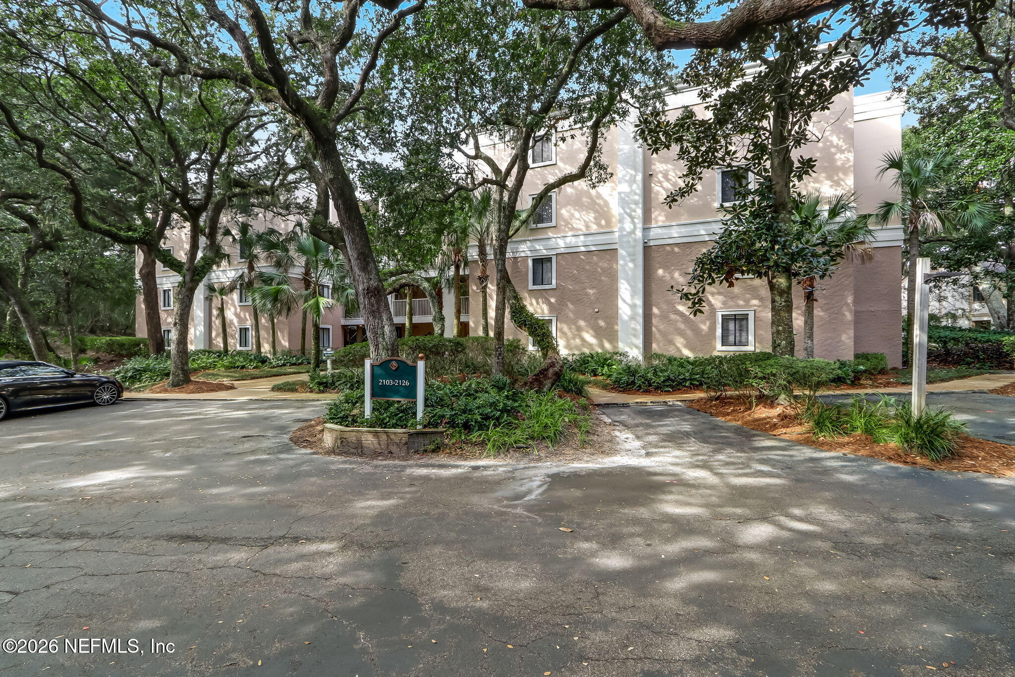 2122 Beach Wood Road — photo