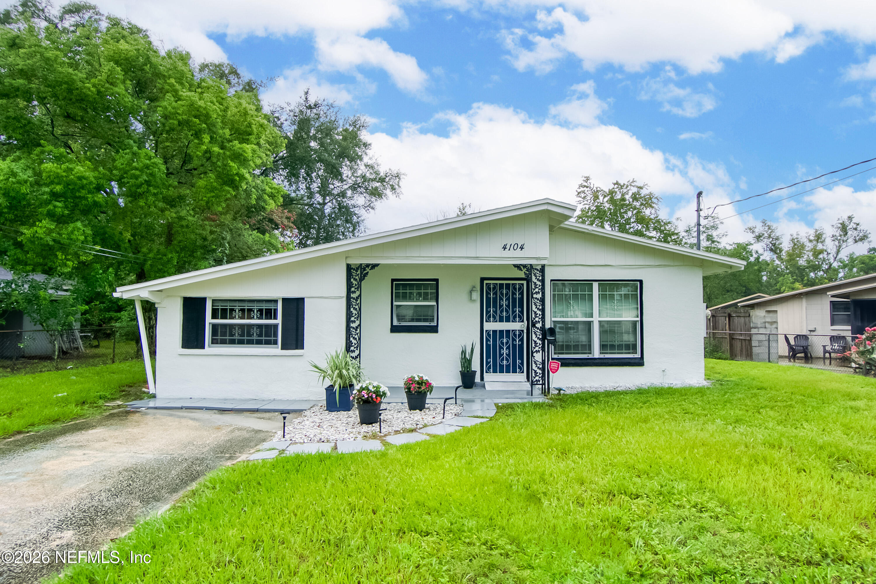 4104 Leonard Circle E — photo