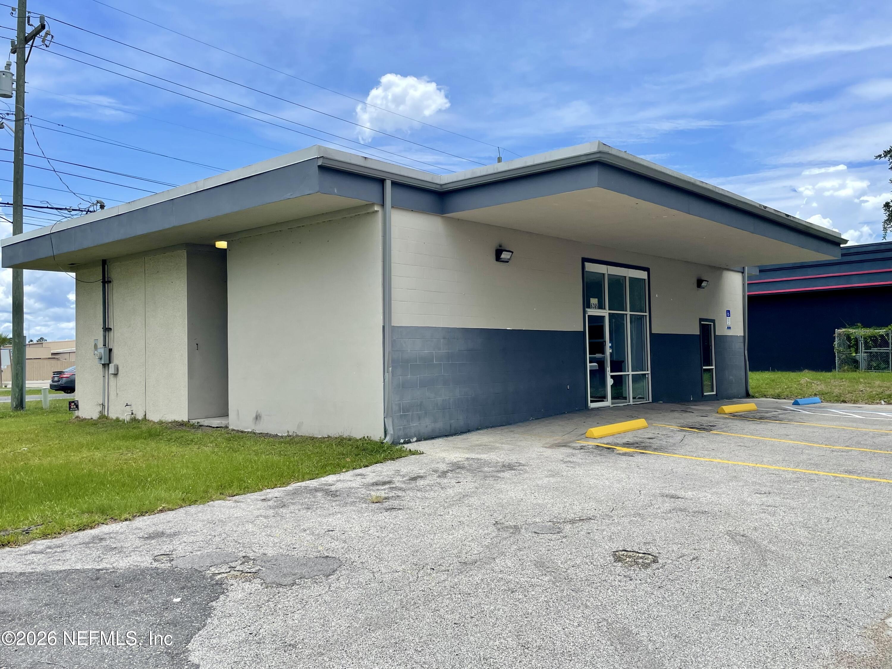6365 Philips Highway — photo