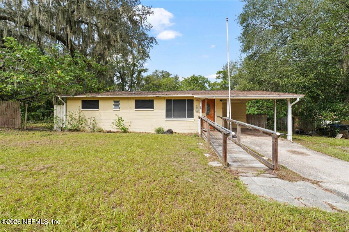 201 Canis Drive W — photo
