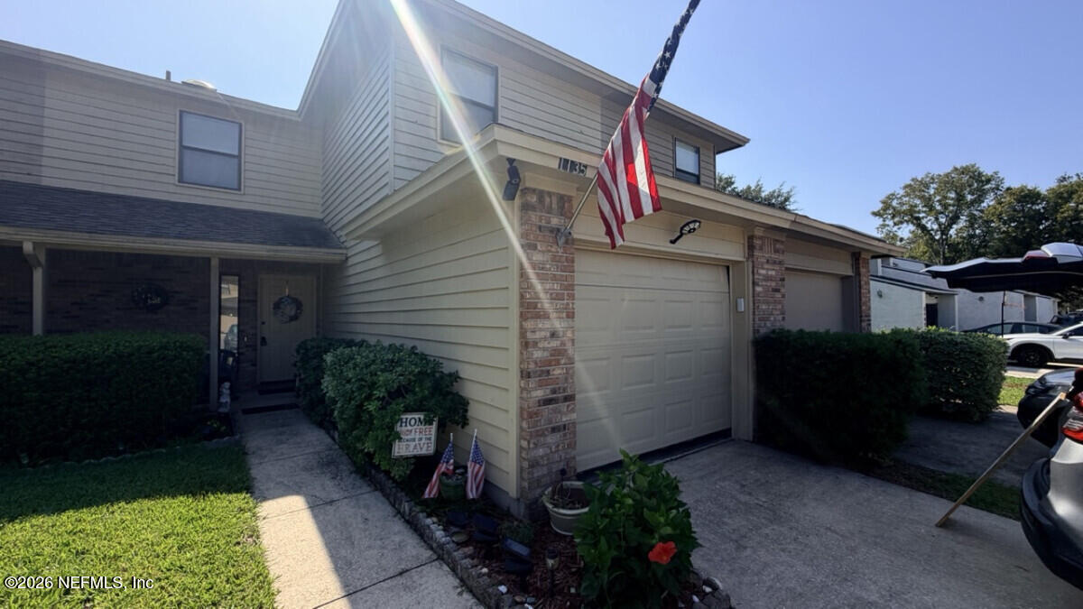 1135 Romaine Circle W — photo