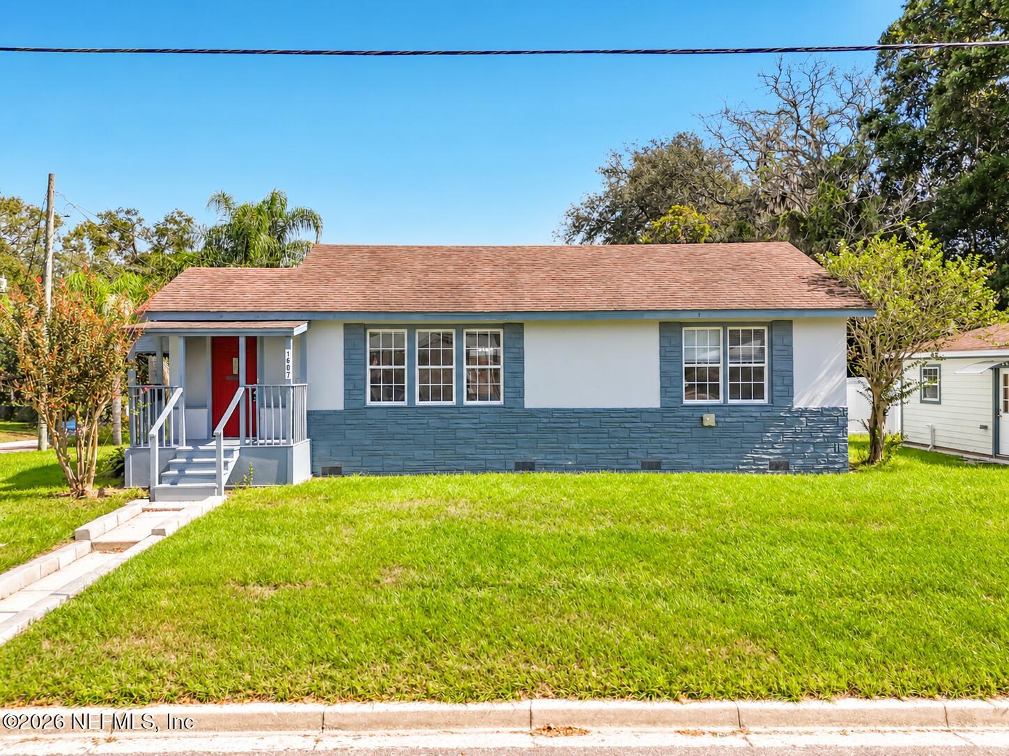 1607 Pinegrove Avenue — photo