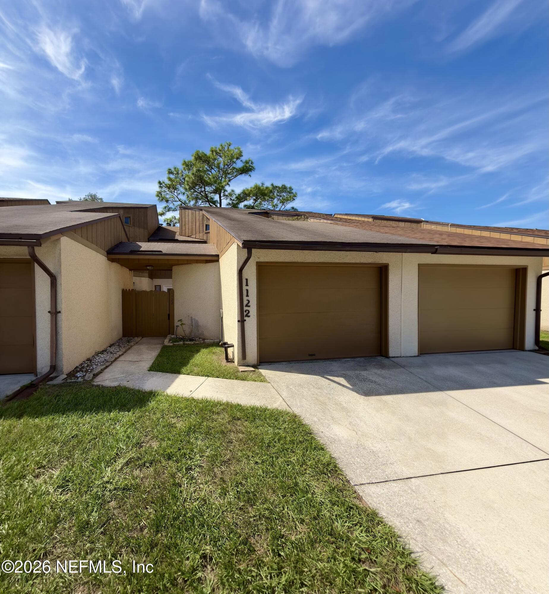 1122 Romaine Circle E — photo