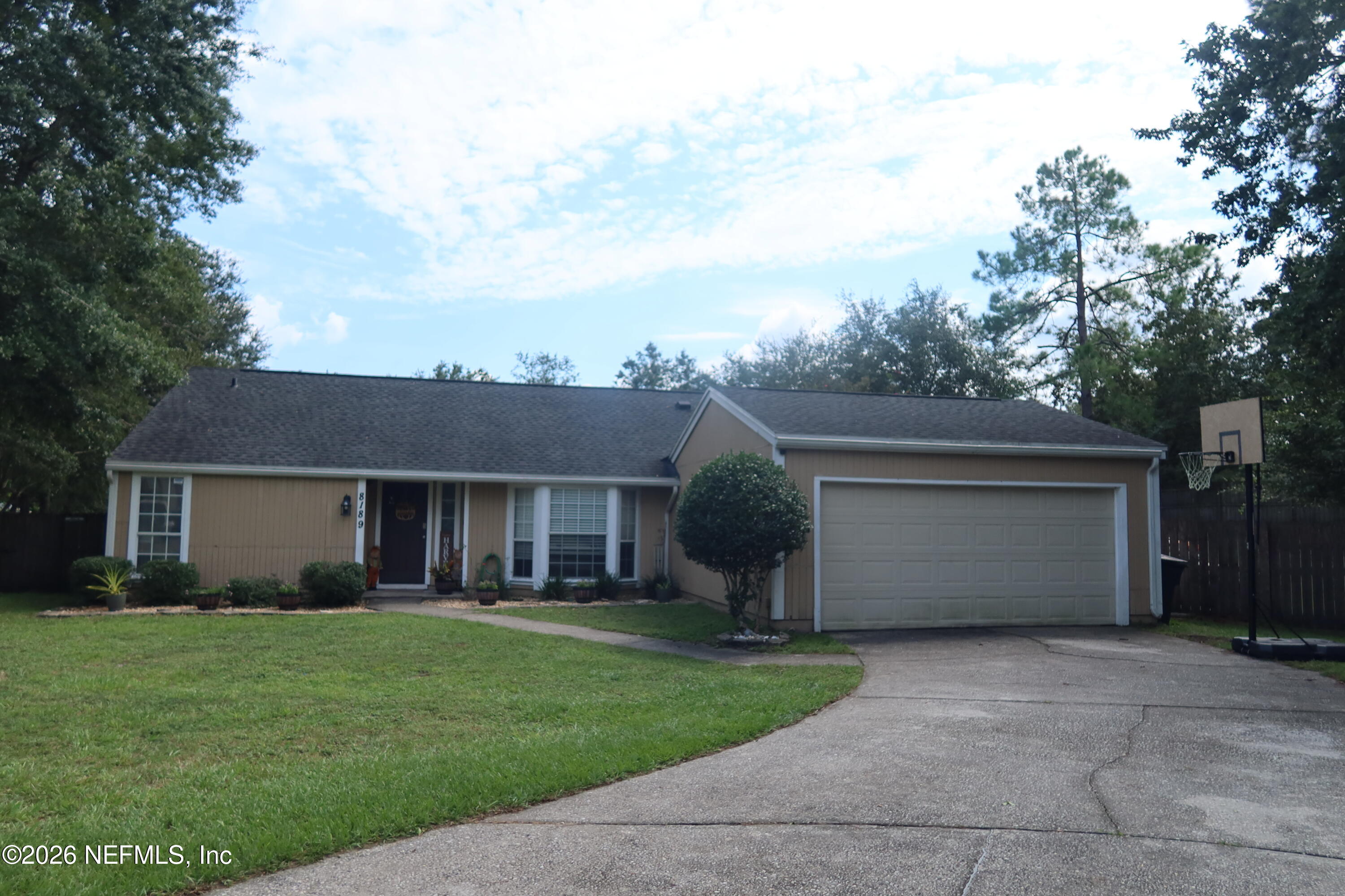 8189 Kilwinning Lane — photo