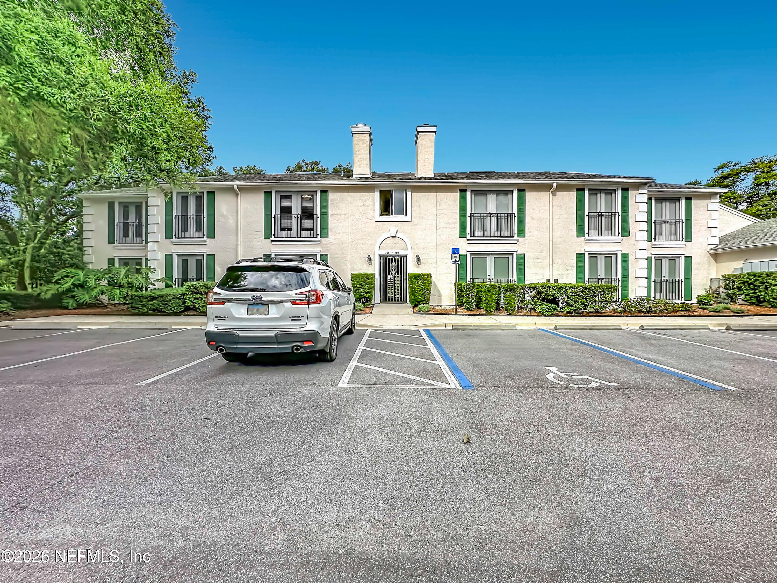 13715 Richmond Park Drive N 105 — photo