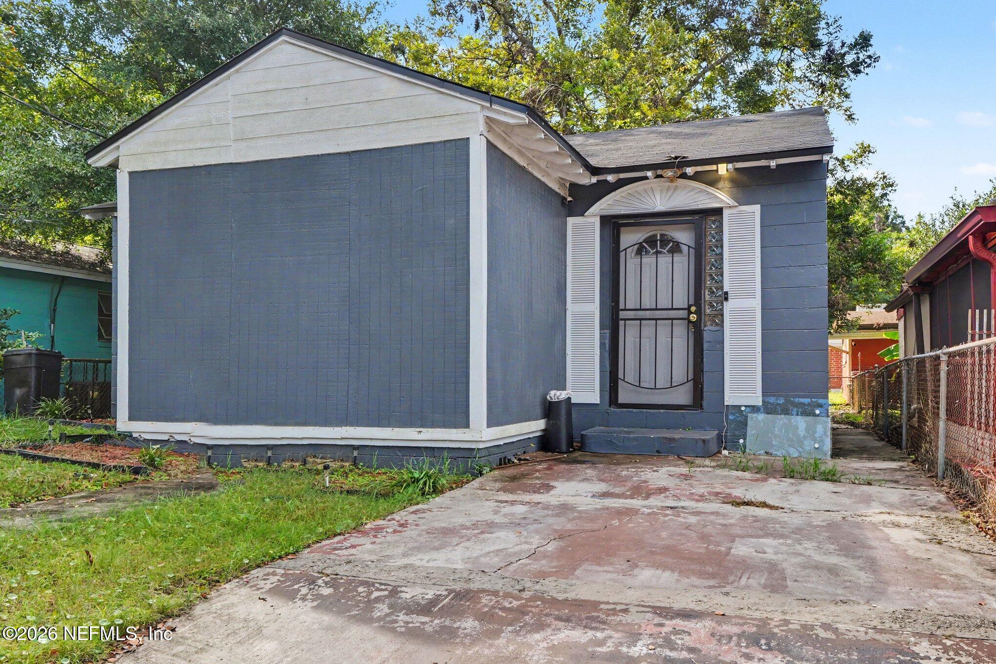 1534 W 13th Street — photo
