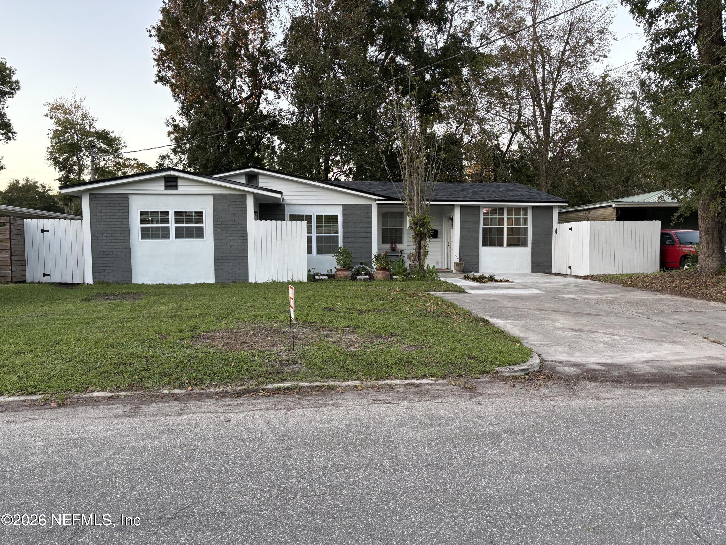 5345 Woodcrest Road — photo