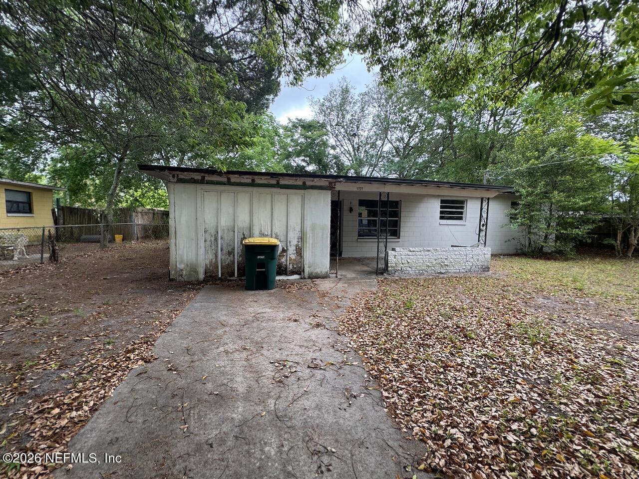 1727 Dibble Circle W — photo