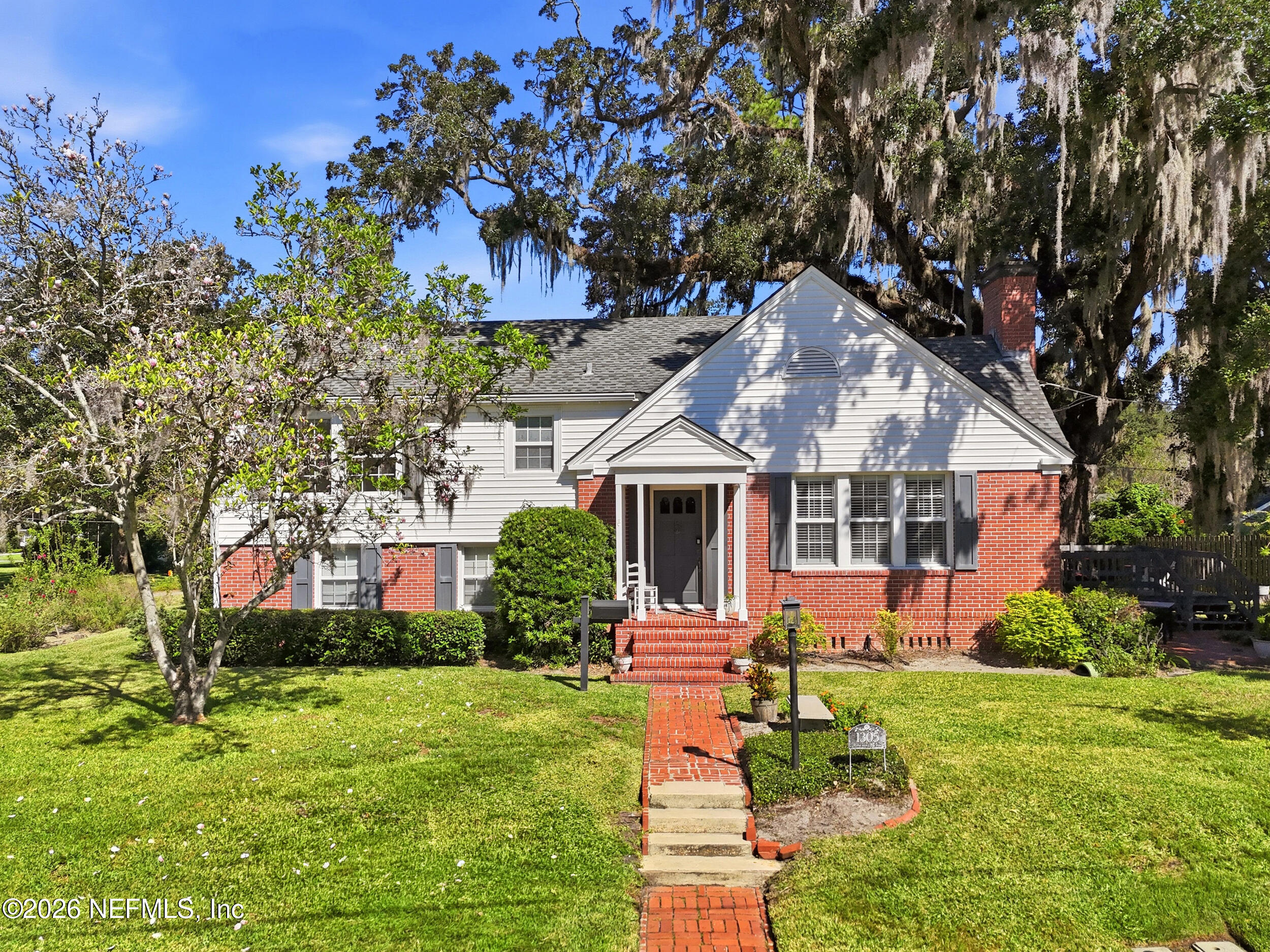 1305 Pinetree Road — photo
