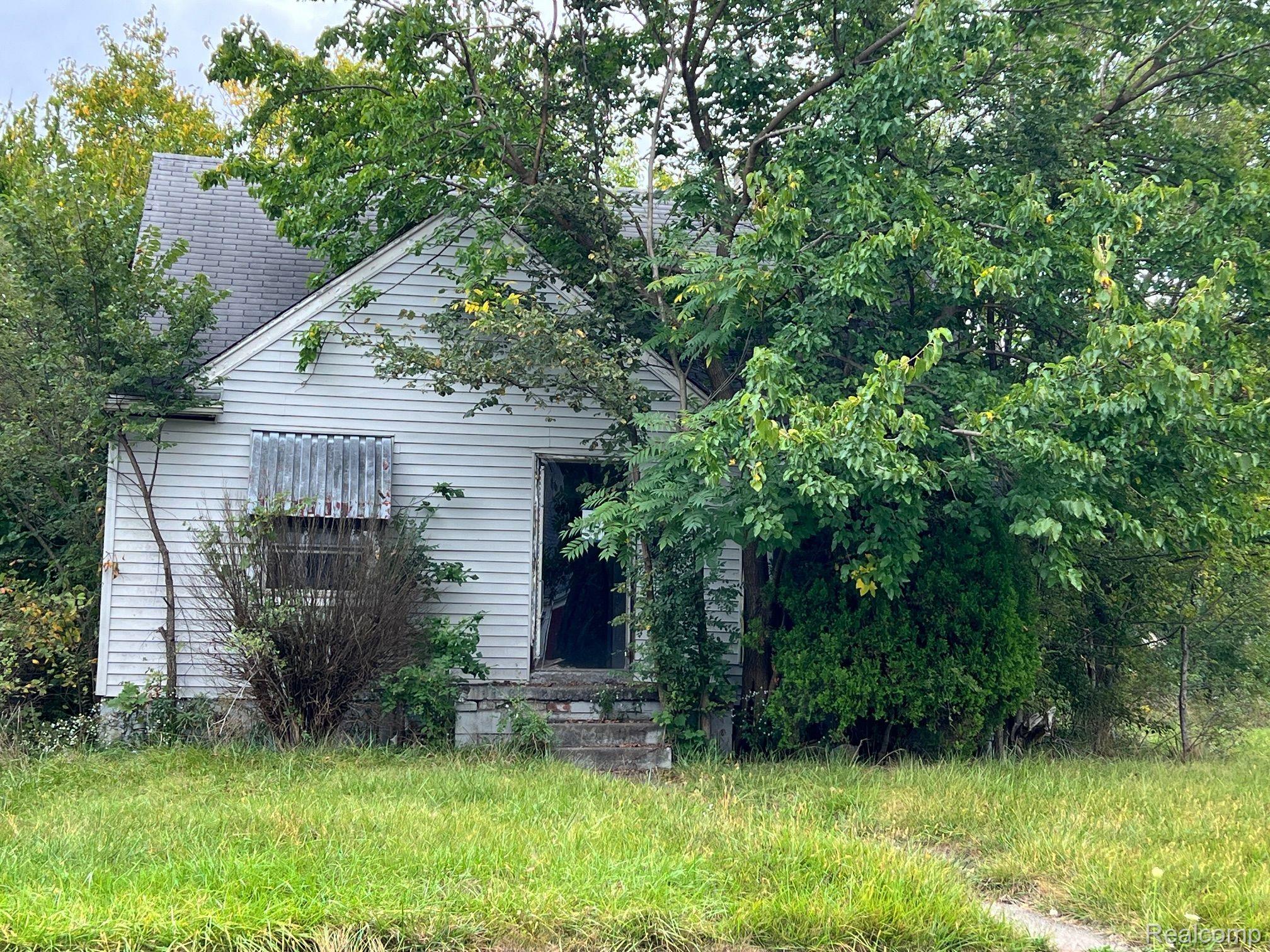 18620 Maine Street — photo