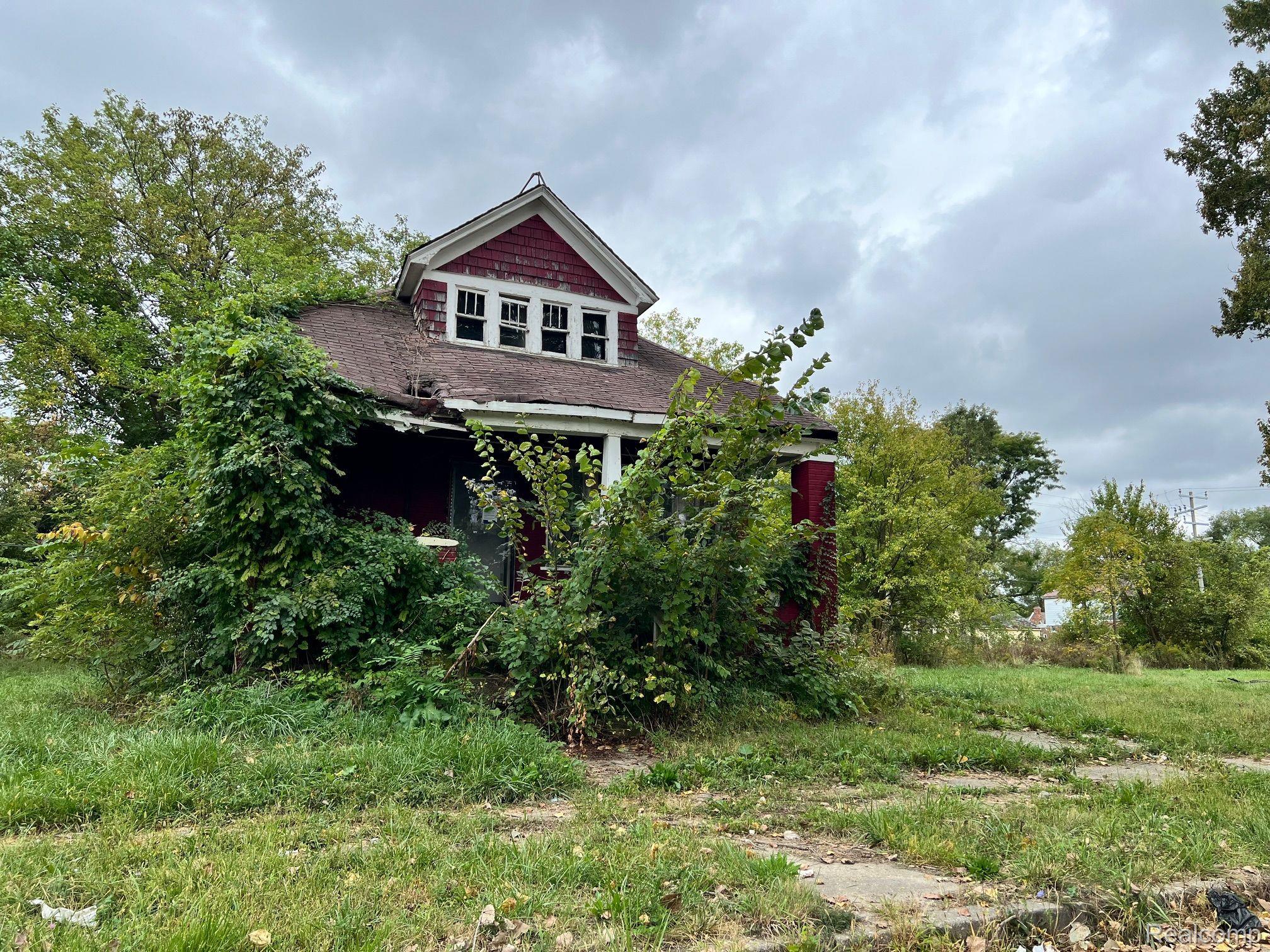 13832 Pinewood Street — photo