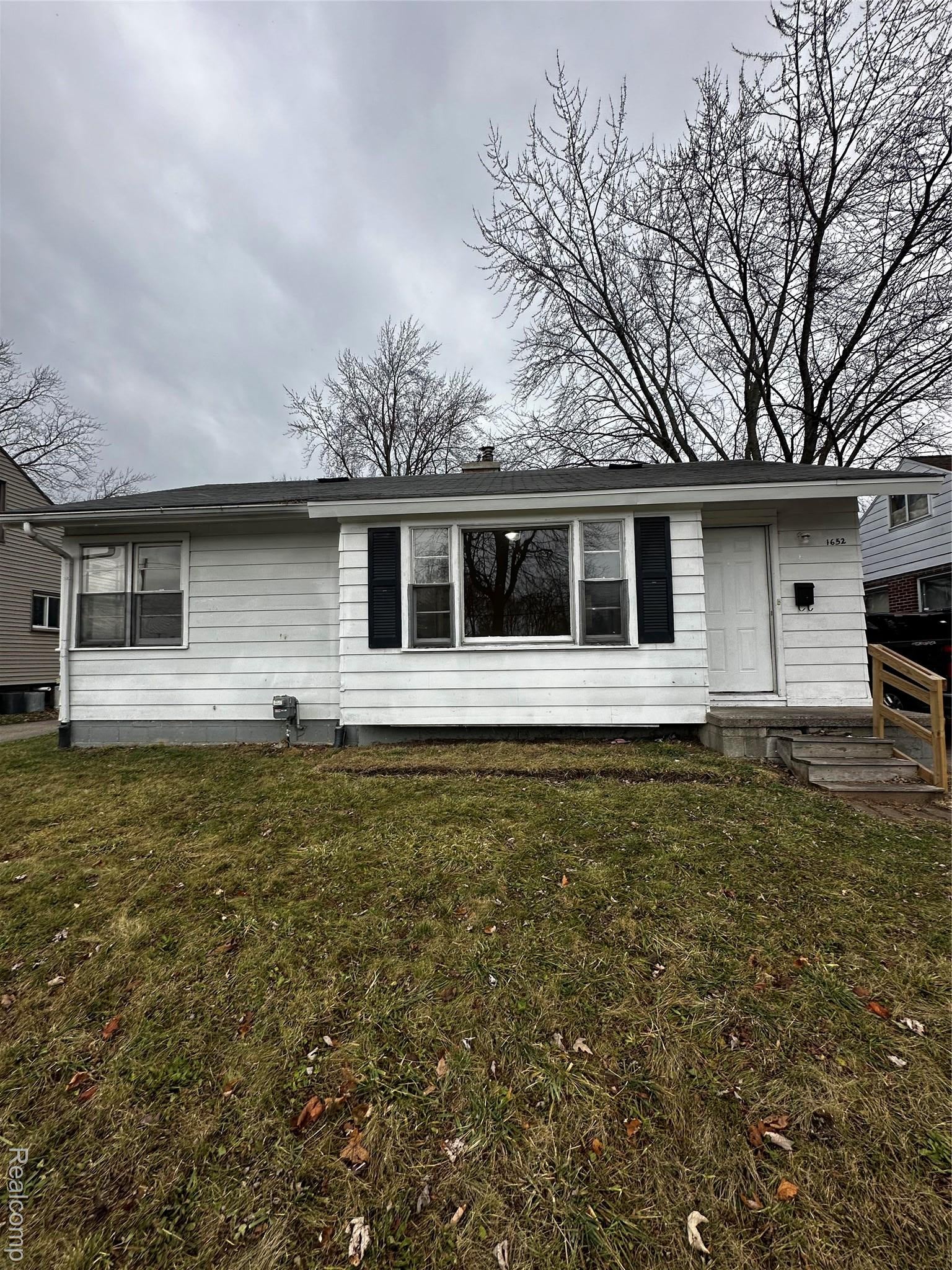 1652 Stanley Street — photo