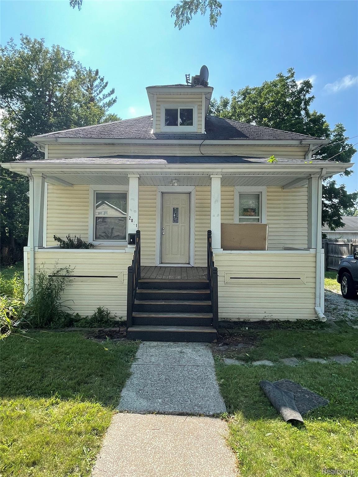 2021 Benjamin Street — photo