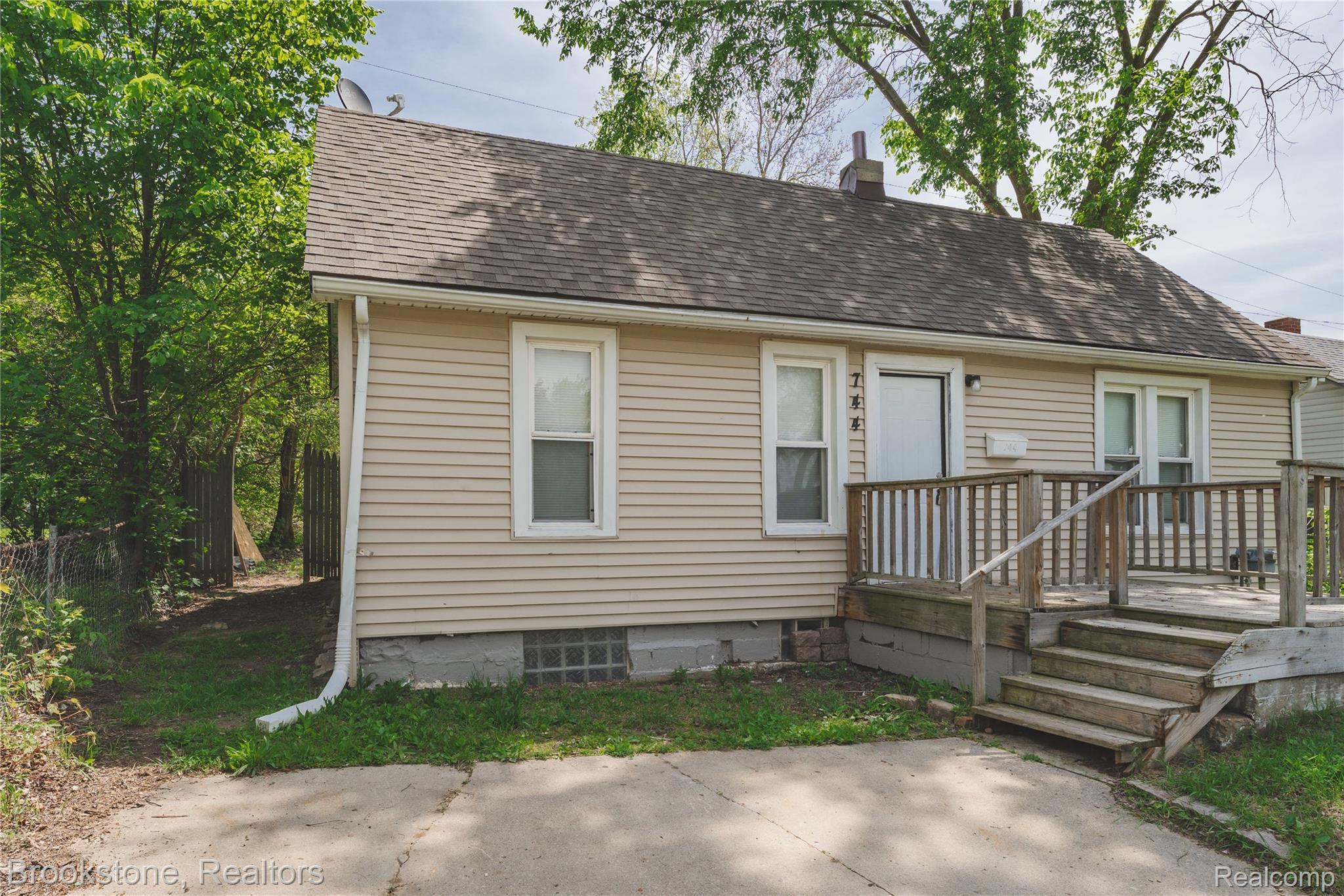 744 Saint Clair Street — photo