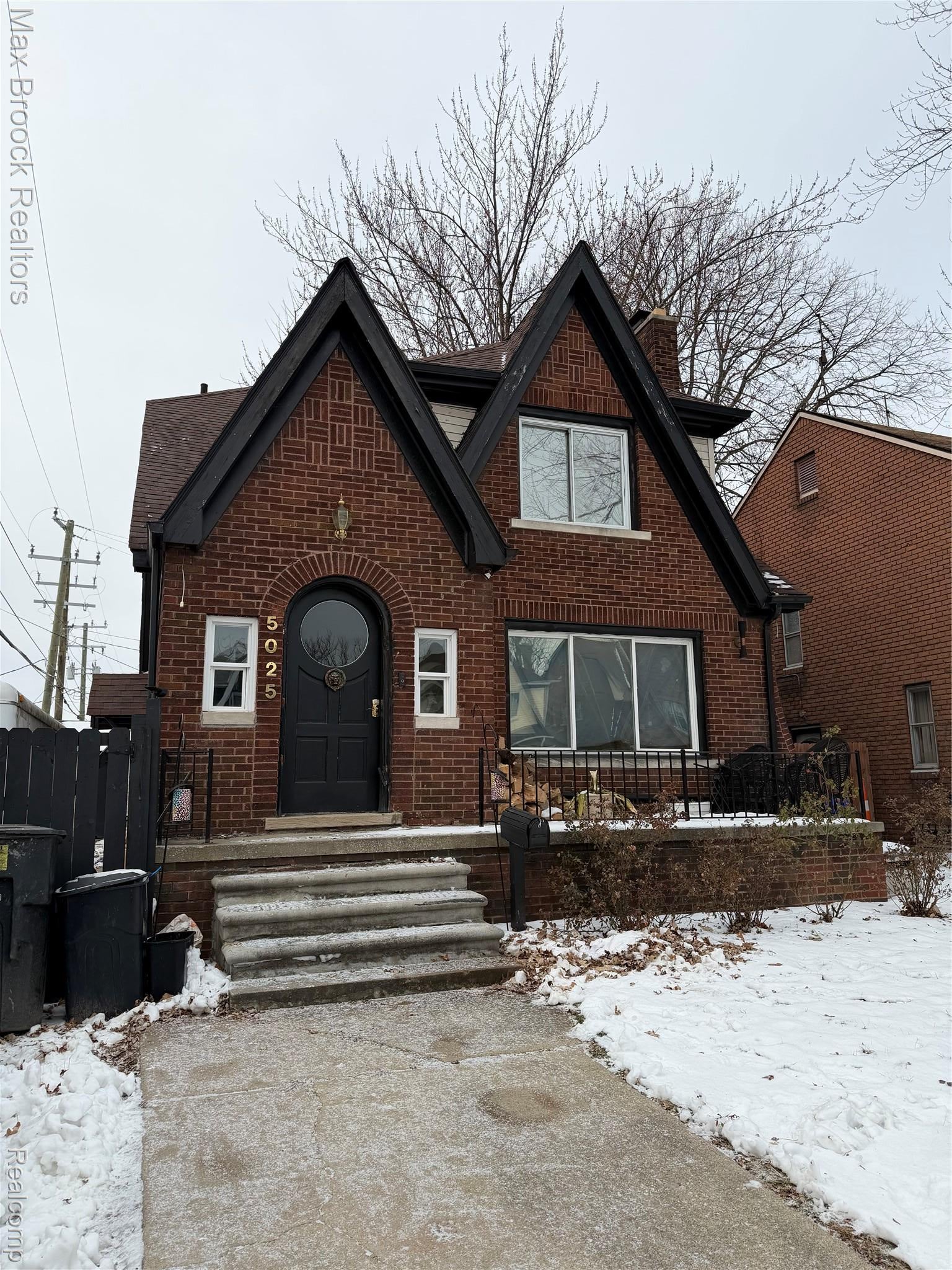5025 Haverhill Street — photo