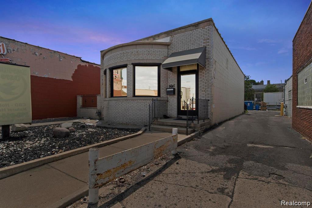 5641 Schaefer — photo