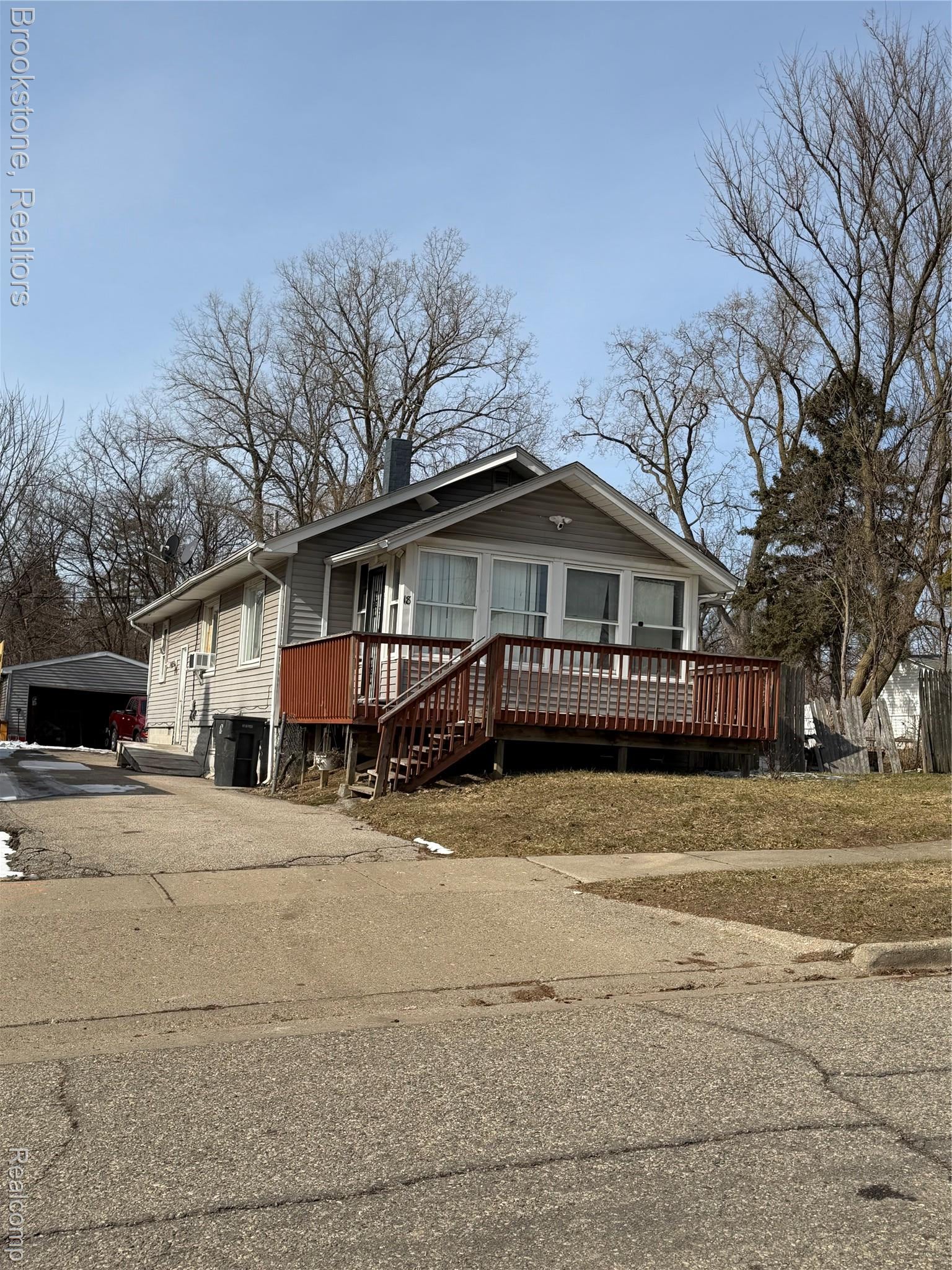 18 S Eastway Drive — photo