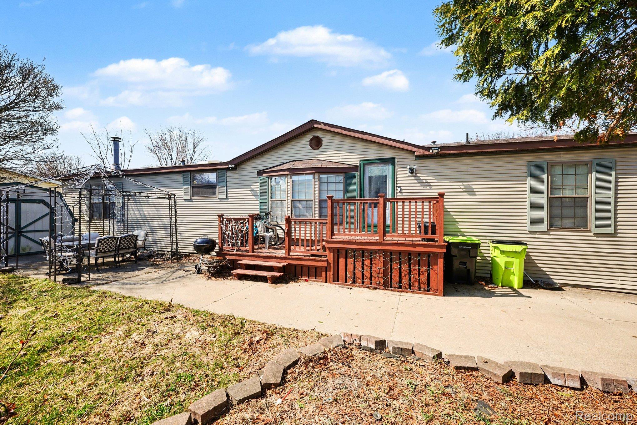 23312 Crystal Dr — photo
