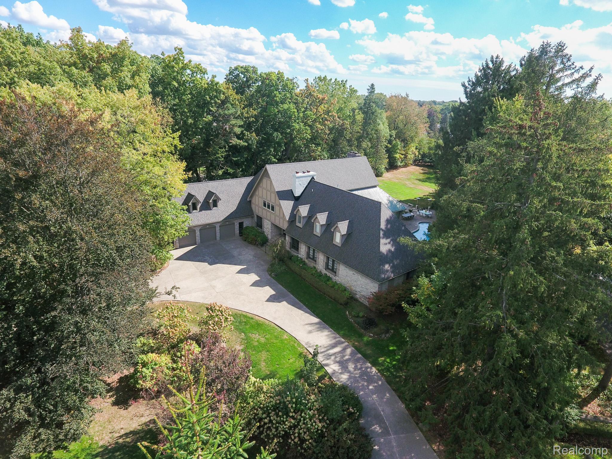 320 Cranbrook Court — photo