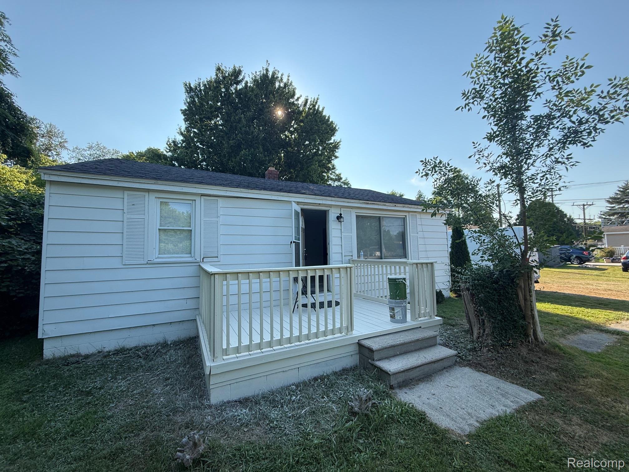 7189 Lakeshore Road — photo
