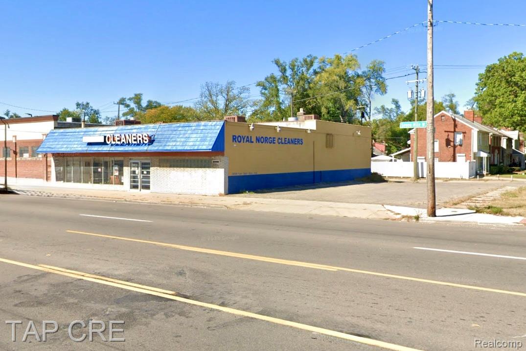 10810 W 7 Mile Road — photo