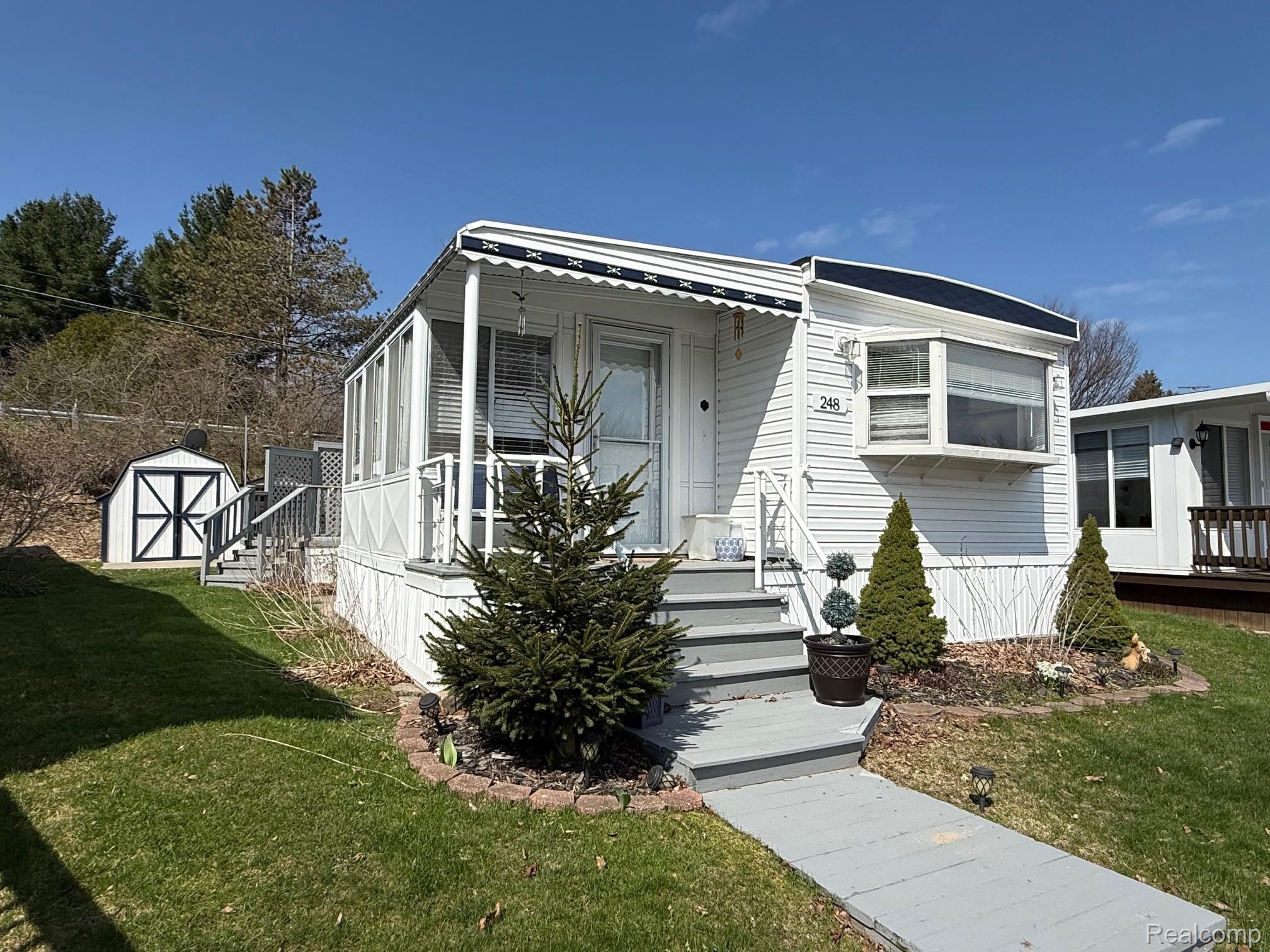 248 Shoreline Dr W. — photo