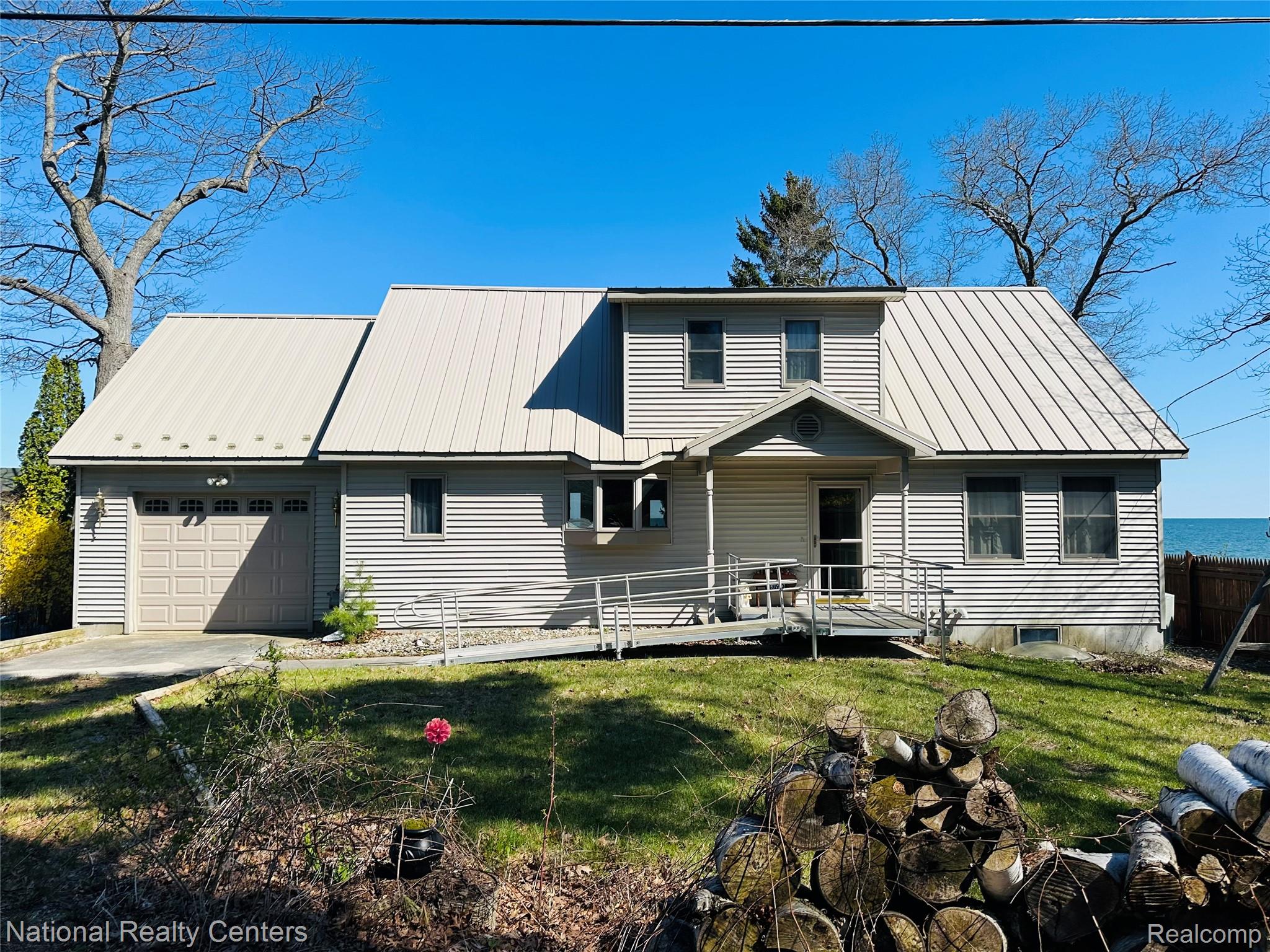 1390 N US 23 — photo