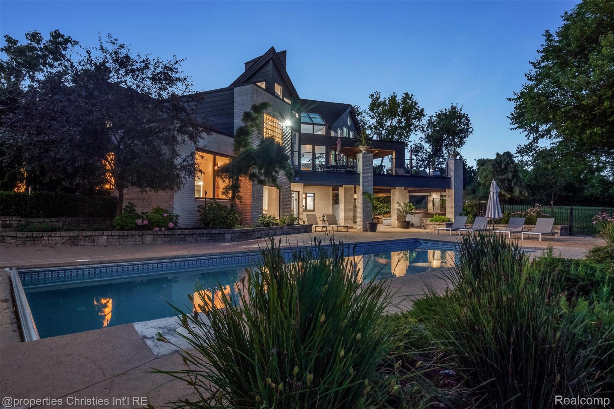 4912 Oakwood Court — photo