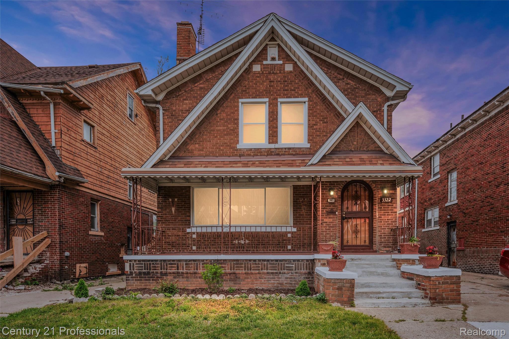 3322 Leslie Street — photo