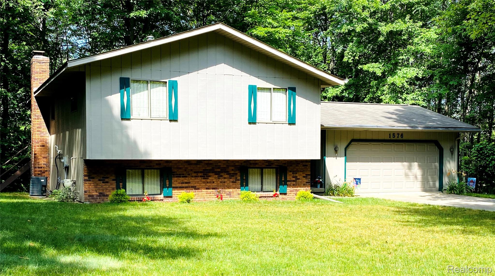 1576 Pine Knoll Lane — photo