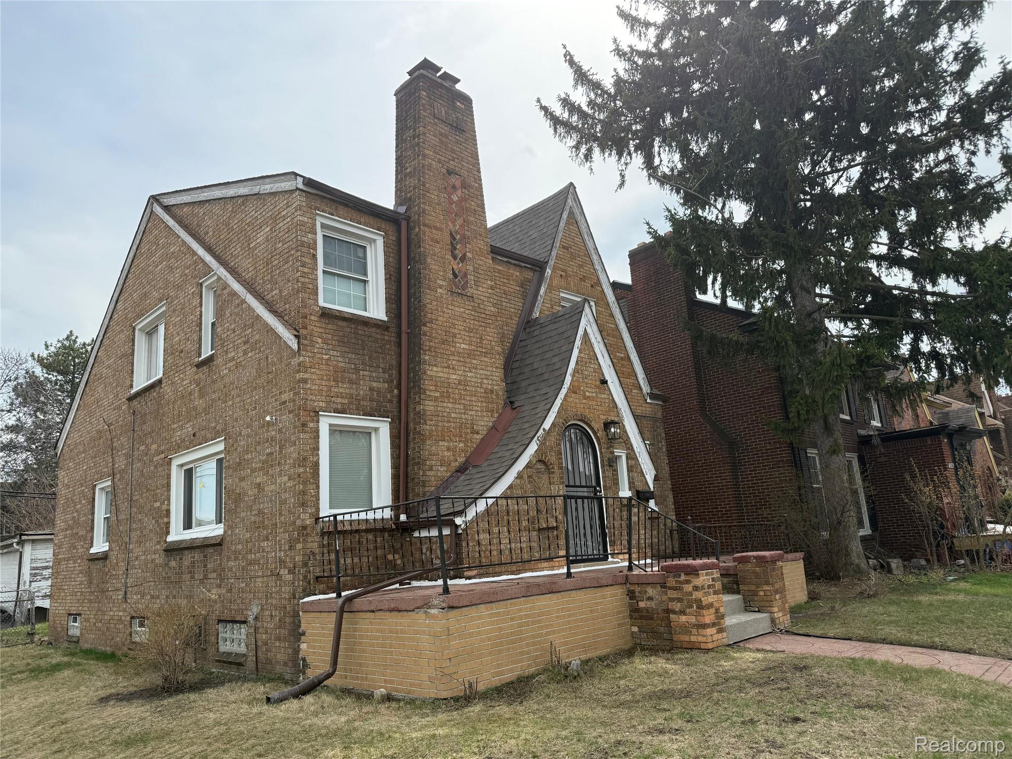 18116 Wisconsin Street — photo