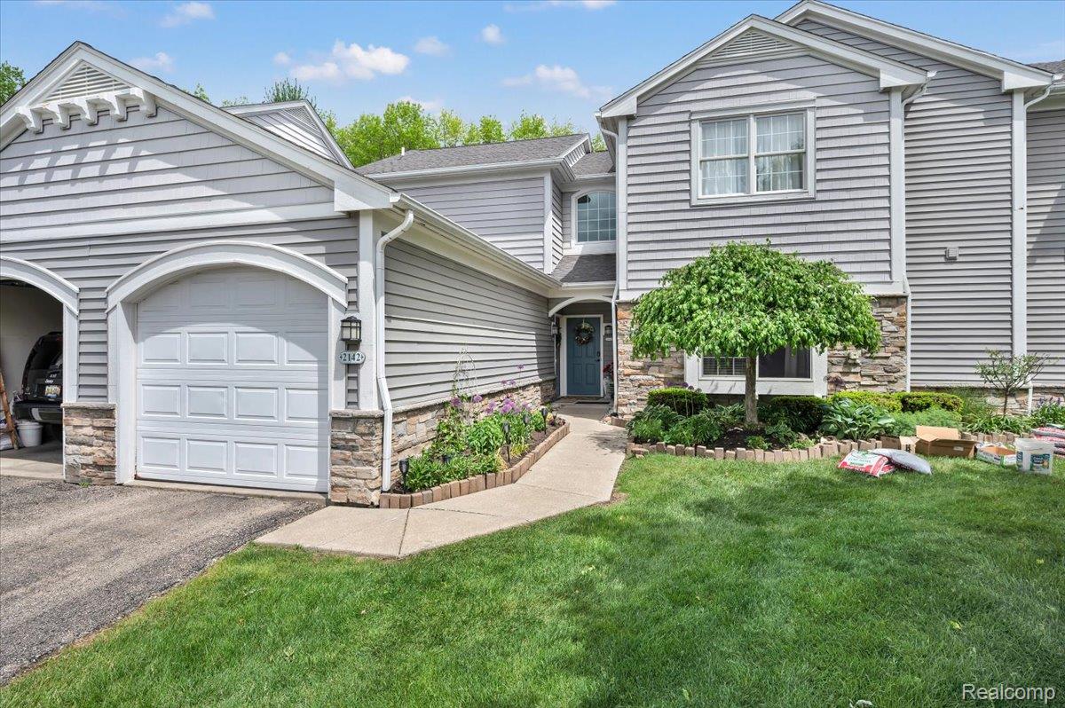 2142 Carriage Hill Circle — photo